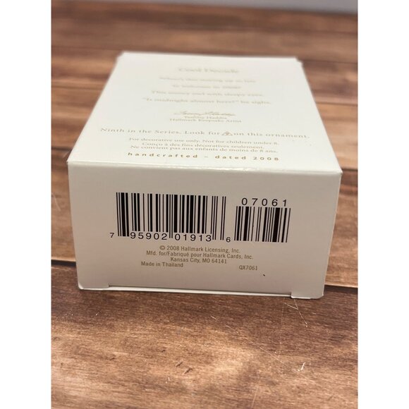 2008 HALLMARK KEEPSAKE ORNAMENT QX7061 COOL DECADE OWL IN SCARF WINKING - Picture 3 of 8